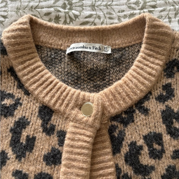Abercrombie Leopard Print Crew Cardigan - Picture 6 of 6